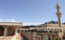 Masjid Roma atau Moschea di Roma di Roma, ibu kota Italia.