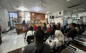 Masyarakat yang mengurus  akun peserta Penerima Bantuan Iuran (PBI) BPJS Kesehatan di kantor Dinsos Sleman.