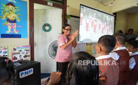 Melalui program Mekaar, Ibu Selly memperoleh modal dan pelatihan usaha. Ia mulai berjualan kebutuhan rumah tangga dan makanan, perlahan menambah penghasilan untuk biaya sekolah.