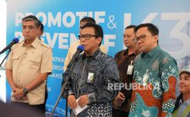 Menaker Yassierli dan Dirut BP Jamsostek Saiful Hidayat.