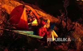 Mendaki gunung/ilustrasi. Salah satu risiko yang tidak boleh dianggap sepele ketika naik gunung adalah hipotermia. Kondisi ini dapat berujung fatal jika pendaki tidak mengenali dan menanganinya sejak dini.