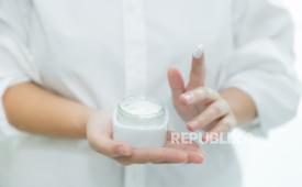 Menggunakan skincare (ilustrasi). Muncul tren skincare apotek di media sosial, di mana warganet secara bebas menggunakan obat seperti Melanox dan Vitacid sebagai bagian dari perawatan wajah. Padahal, obat-obatan tersebut termasuk golongan obat keras
