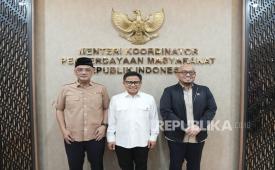 Menko Pemberdayaan Masyarakat Muhaimin Iskandar (tengah) diapit oleh Ketua BP Haji Mochamad Irfan Yusuf (kiri) dan Wakil Ketua BP Haji Dahnil Anzar Simanjuntak (kanan)