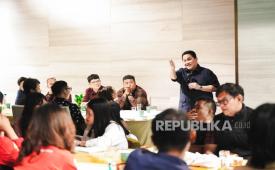 Menpora Erick Thohir (kanan) saat memaparkan 20 program kerja Kemenpora kepawa wartawan di Jakarta, Selasa (25/2/2026) malam.