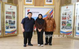 Menpora Erick Thohir (kiri), atlet kickboxing Jawa Timur Viona Amalia Adinda Putri (tengah), dan Ketua Umum KONI Marciano Norman.