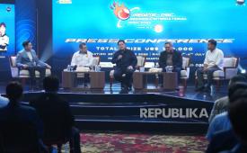 Menpora Erick Thohir (tengah) dalam konferensi pers Turnamen Predator-PBC Indonesia International Open 2026 di Jakarta, Kamis (4/6/2026).