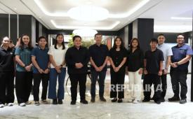 Menpora RI Erick Thohir dan Wamenpora Taufik Hidayat beramah tamah dengan para atlet bulu tangkis Indonesia yang akan berlaga di Asian Games 2026.