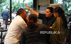 Menpora RI Erick Thohir (kedua kanan) berbincang dengan sejumlah wartawan peliput di Kementerian Pemuda dan Olahraga (Kemenpora) dalam acara anjangsana di Plataran, Senayan, Senin (27/10/2025).