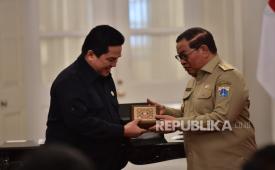 Menpora RI Erick Thohir (kiri) dan Gubernur DKI Jakarta Pramono Anung di Balai Kota Jakarta dalam acara penandatanganan nota kesepahaman (MoU) penyelenggaraan Wirasena Youth Camp dan Indonesia Youth Summit, Senin (13/7/2026).