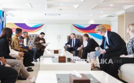 Menpora RI Erick Thohir (tengah kiri) menerima kunjungan Duta Besar Rusia untuk Indonesia H.E. Sergei Gennadievich Tolchenov (tengah kanan) bersama stafnya di Kantor Kemenpora, Senayan, Jakarta, Selasa (14/4/2026).