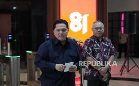 Menteri Pemuda dan Olahraga Erick Thohir (kiri).