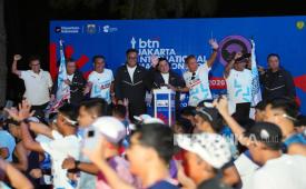 Menteri Pemuda dan Olahraga (Menpora) Erick Thohir (tengah) melepas ribuan peserta kategori marathon pada ajang BTN Jakarta International Marathon (JAKIM) 2026 di kawasan Monumen Nasional (Monas), Jakarta, Ahad (14/6/2026).
