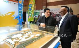 Menteri Pemuda dan Olahraga (Menpora) RI Erick Thohir mengajak Sekretaris Jenderal (Sekjen) Asian Football Confederation (AFC) Datuk Seri Windsor John bekeliling mengunjungi booth Indonesia Sports Summit (ISS) 2026 di Jakarta International Convention Center (JICC), Ahad (13/9/2026) sore.