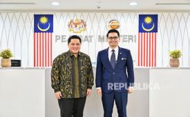 Menteri Pemuda dan Olahraga Republik Indonesia (Menpora RI) Erick Thohir (kiri) bertemu Menteri Belia dan Sukan (Menteri Pemuda dan Olahraga) Malaysia Muhammed Taufiq Johari di Putrajaya, Malaysia, Selasa (10/2/2026).