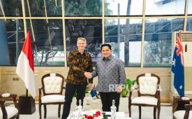 Menteri Pemuda dan Olahraga RI Erick Thohir (kanan) dengan Duta Besar Australia untuk Indonesia Rod Brazier.