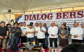 Menteri Perdagangan Zulkifli Hasan didampingi Menteri Koperasi dan UKM Teten Masduki saat berdiskusi dengan pelaku usaha thrifting di Pasar Senen, Jakarta, Kamis (30/3/2023).