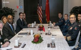 Menteri Pertahanan AS Lloyd Austin bertemu dengan Menteri Pertahanan Cina Dong Jun di Singapura.