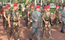 Menteri Pertahanan RI Prabowo Subianto di lapangan Markas Kopassus, Cijantung, Jakarta Timur, Selasa (30/4/2024).
