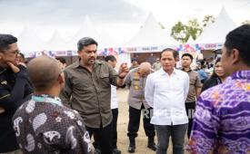 Menteri UMKM RI Maman Abdurrahman dan Menteri Lingkungan Hidup Hanif Faisol Nurofiq mengunjungi Batfest, Selasa (31/12/2024) sore.