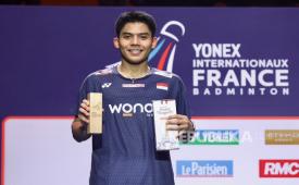 Mohammad Zaki Ubaidillah memegang trofi runner up French Open 2026.