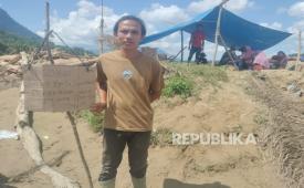 Muhammad Restu (24 tahun), warga Desa Batu Sumbang yang menjaga posko bantuan di perbatasan Kabupaten Aceh Timur dan Kabupaten Aceh Tamiang.