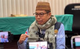 Mustasyar Dinny atau pembimbing ibadah haji, KH Abdul Moqsith Ghazali memberikan informasi seputar ibadah haji dan umroh di Kantor Urusan Haji Indonesia di Makkah, Ahad (18/5/2025).
