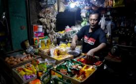 Namum terdapat kenaikan terhadap beberapa bahan pokok seperti di Pasar Palmerah, Jakarta, Selasa (11/6/2024). 