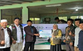 Wakil Direktur Fundraising, Humas dan IT NU Care-Lazisnu PBNU, Anik Rifqoh menyerahkan secara simbolis bantuan untuk warga terdampak bencana di Aceh dan Sumatera, 