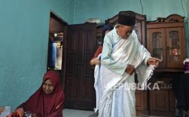Olib (94) dan Wariah (74) Kampung Nyalindung, RT 01/02, Desa Girimukti, Kecamatan Cipongkor, Kabupaten Bandung Barat (KBB), Jawa Barat. Mereka Berangkat ke Tanah Suci dari Hasil Bertani dan Berdagang.