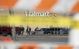 Orang berjalan di Walmart Supercenter di Chesapeake, Virginia, AS, 23 November 2022.