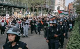 Orang-orang berkumpul untuk melakukan unjuk rasa menanggapi pembersihan kamp protes, di New York University di New York, New York, AS, 3 Mei 2024. Protes mahasiswa pro Palestina di kampus AS terus berlanjut.