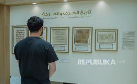 Pameran evolusi penulisan Alquran dan aksara Arab di Perpustakaan Umum Sharjah.