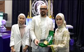panitia penyelenggara menyerahkan plakat penghargaan kepada Mr. Ahmed Saber.