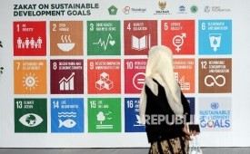 Seorang warga melihat papan informasi mengenai SDGs, di Jakarta, beberapa waktu lalu. 