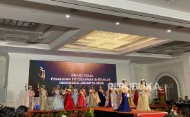 Para finalis berfoto bersama usai pemilihan Puteri Anak dan Remaja Indonesia Jakarta 2025 di Tavia Heritage, Kamis (19/6/2025).