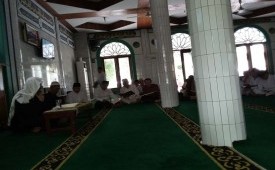 Ilustrasi guru ngaji beraktivitas di masjid.