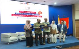 Para narasumber berfoto bersama usai seminar Si Manis Bikin Krisis di Function Hall FEB UGM, Selasa (23/9/2025).  