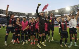 Para pemain Bologna merayakan kemenangan 2-0 atas Napoli dalam lanjutan Serie A Liga Italia.