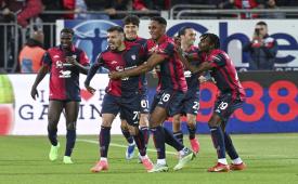 Para pemain Cagliari merayakan gol ke gawang Juventus dalam lanjutan Serie A Liga Italia.