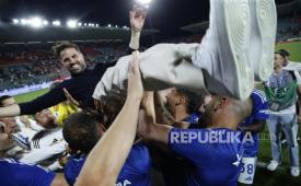Para pemain Como 1907 mengangkat pelatih mereka Cesc Fabregas selepas mengalahkan Cremonese 4-1 pada laga terakhir Serie A Liga Italia 2025/2026, Senin (25/5/2026). Kemenangan ini dan kekalahan AC Milan memastikan Como lolos ke Liga Champions musim depan.