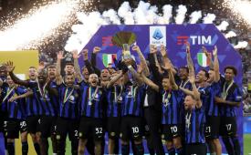 Para pemain Inter Milan merayakan gelar juara Serie A Liga Italia musim 2023/2024.