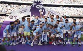 Para pemain Manchester City merayakan gelar juara Liga Primer Inggris musim 2023/2024.