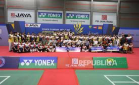 Para pemain PB Jaya Raya berpose bersama jajaran pelatih, ofisial, manajemen klub, serta pengurus PP PBSI usai final  Yonex-Sunrise Jaya Raya Junior International Grand Prix 2026 di Tangerang Selatan, Ahad (12/7/2026). Jaya Raya menyabet empat gelar dari kejuaraan ini.
