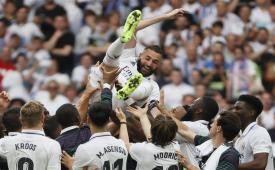Para pemain Real Madrid melemparkan Karim Benzema ke atas dalam laga perpisahannya bersama Madrid saat melawan Athletic Bilbao di La Liga Spanyol.