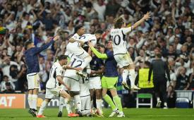 Para pemain Real Madrid merayakan gol yang dicetak Joselu ke gawang Bayern Munchen pada leg kedua semifinal Liga Champions di Santiago Bernabeu, Madrid, Kamis (9/5/2024) dini hari WIB.