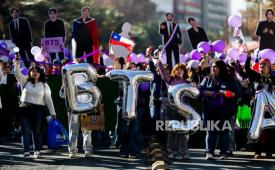 Para penggemar grup musik Korea Selatan BTS berdemonstrasi di Santiago, Cile, 5 Juli 2026. BTS dan BIGBANG memimpin persaingan nominasi MAMA Awards 2026 yang diumumkan pada Senin (12/10/2026). 