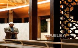 Para pengunjung dan wisatawan di Emaki Al Ma