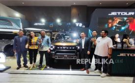 Para Petinggi Jetour Sales Indonesia bersama Julian Johan alias Jejelogy (ketiga kiri) berpose di depan booth Jetour di IIMS 2026, JIEXpo Kemayoran, Jakarta.