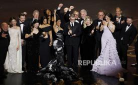 Paul Thomas Anderson (tengah) dan produser Sara Murphy (tengah kanan) merayakan bersama para pemain dan kru di atas panggung setelah memenangkan Oscar untuk Film Terbaik untuk One Battle After Another selama Academy Awards ke-98 di Dolby Theatre di Los Angeles, California, AS, 15 Maret 2026.