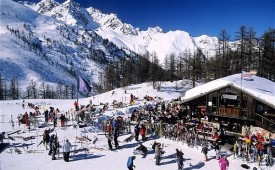 Pengunjung di Pegunungan Alpen (Ilustrasi).